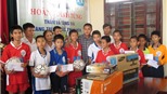 Tiền đạo Đình Tùng tặng quà cho trẻ em nghèo 