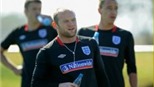 Rooney được các "đàn anh" bảo vệ