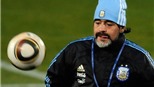 Trước trận Argentina – Nigeria: Chờ câu trả lời từ Maradona