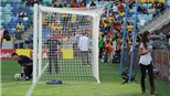 Casillas cũng khổ vì WAGs