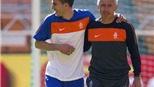 Van Persie và Mathijsen kịp bình phục