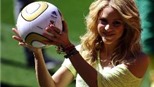Shakira biểu diễn trong lễ bế mạc World Cup