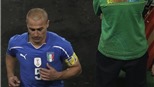 Cannavaro là người trao Cúp