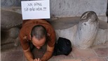 Màn trình diễn “lạ” bên bia Văn Miếu