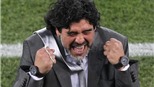 Maradona được đề nghị gia hạn hợp đồng đến 2014: "Trái bóng" Maradona