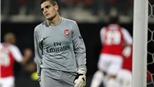 "Người gác đền" ở Arsenal: Almunia trước nguy cơ bị “đàn em” qua mặt