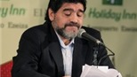 Phía sau chuyện Maradona than thở bị "phản bội"