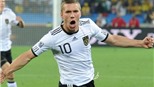 Podolski không đá trận mở màn