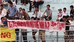 CĐV Ninh Bình treo băng rôn khiêu khích HN.T&T: Tiêm nhiễm