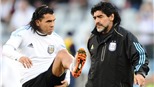 Tevez vào hùa với Maradona chỉ trích Grondona