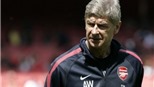 HLV Wenger chỉ trích chiến thuật "bóng bầu dục" 
