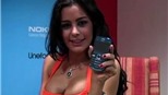 Ngắm Nokia C3 kết hợp với siêu mẫu bốc lửa Larissa Riquelme