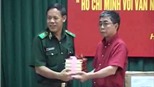 Tặng sách quý về Chủ tịch Hồ Chí Minh cho bộ đội biên phòng