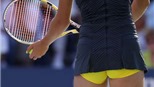 Wozniacki gây sốt với quần "chip" màu vàng