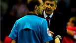 Mất điểm ở phút cuối, Wenger nổi xung với trọng tài