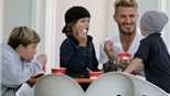 Quý tử nhà Beckham bắt đầu biết kiếm tiền