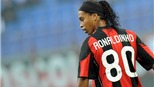Ronaldinho không rời Milan