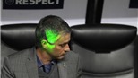 Mourinho bị "tấn công" bằng tia laser ở San Siro