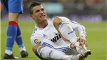 Ronaldo mất duyên vì giày mới?