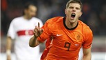 Loạt trận giao hữu rạng sáng qua: Huntelaar hạ gục Hiddink