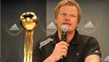 Oliver Kahn tiến gần đến nghiệp cầm quân