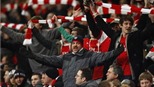 Thờ ơ với thị trường chuyển nhượng, Arsene Wenger bị CĐV chỉ trích