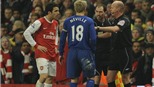 HLV Moyes tiếp tục chỉ trích Fabregas và Arsenal 
