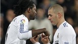 Cơn đau đầu mới của Mourinho: Adebayor hay Benzema?