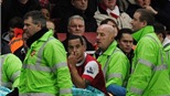 Arsenal trả giá cho chiến thắng trước Stoke City