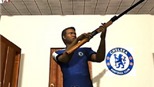 Vụ "nghịch súng" của Ashley Cole lên phim