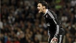 Khi trước mặt Lloris là một đôi nhảy Valse