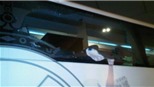 Xe bus của Real Madrid bị CĐV của Sevilla ném đá