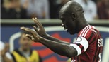 Seedorf chính thức gia hạn hợp đồng với Milan