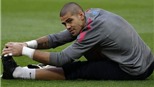 Victor Valdes: Làm thủ môn từng là một nỗi đau