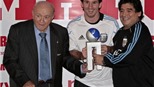 Messi lập hat-trick giải thưởng Di Stefano