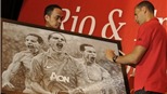 Rio Ferdinand trong vòng vây của fan Indonesia 