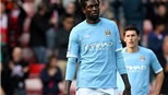 Hết dọa kiện, Adebayor lại "nổi loạn"