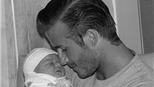 Vợ chồng Beckham khoe ảnh con gái yêu
