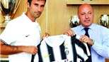 Vucinic, nụ cười và cái nhăn trán của Conte