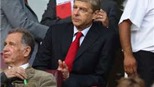HLV Wenger giải thích vụ "lách luật" với UEFA 