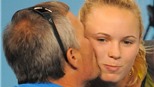 Wozniacki sa thải HLV là... cha ruột: Thay "tướng" đổi vận?