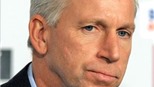 Alan Pardew than phiền vì thiếu tiền đạo