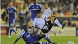 Cái tay "ăn hại" của Kalou khiến Chelsea đánh rơi chiến thắng