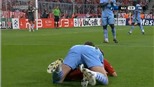 Hành động "nhạy cảm" của Dzeko với Phillip Lahm