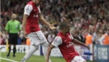 Oxlade-Chamberlain tuyên chiến "đàn anh" Walcott