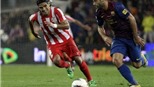 Mascherano suýt ngất vì cái đầu gối của Dani Alves