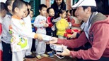 Ca sĩ Nguyễn Hưng "đội mưa" mang quà đến làng SOS