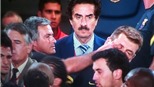 Hành động "móc mắt" của Mourinho lên game