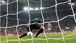 Giữa hai chân Abbiati…