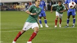 Chicharito "ngả bàn đèn" không kém gì Rooney